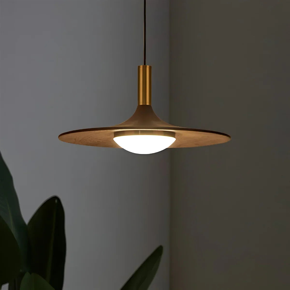 Nordische Pendelleuchte in Walnussholz-Optik mit verstellbarem Kabel
