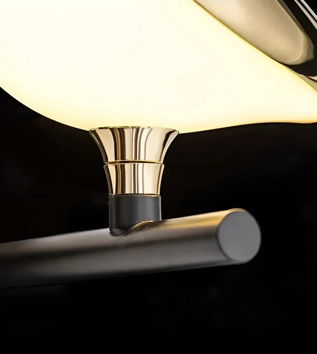 Moderne Vogel-LED-Stehlampe mit 3 Leuchtköpfen und goldenen Details