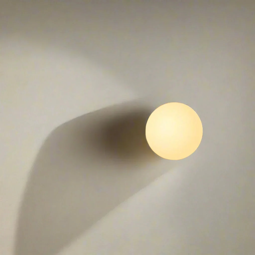 Minimalistische Wandleuchte aus Milchglas mit Eisensockel