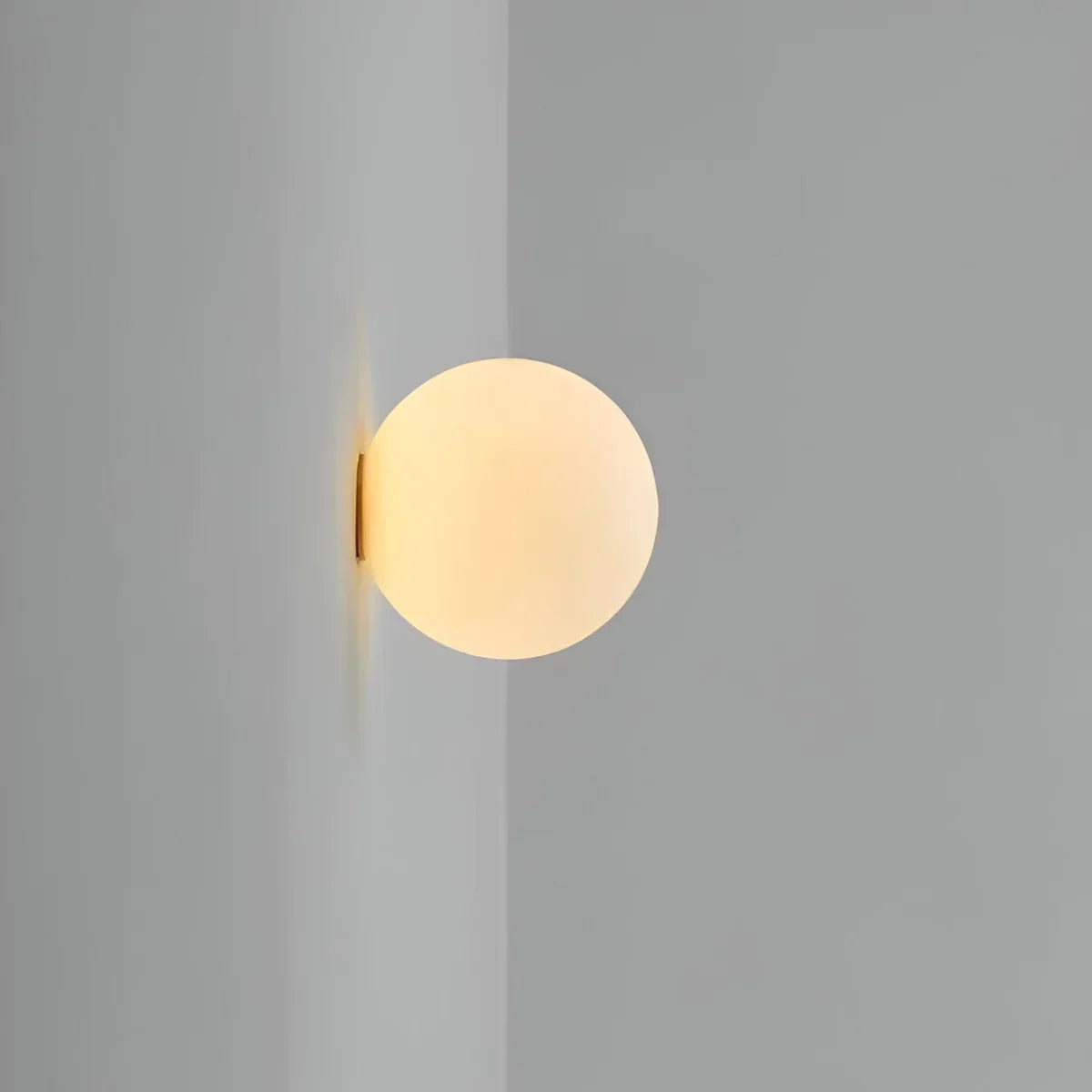 Minimalistische Wandleuchte aus Milchglas mit Eisensockel
